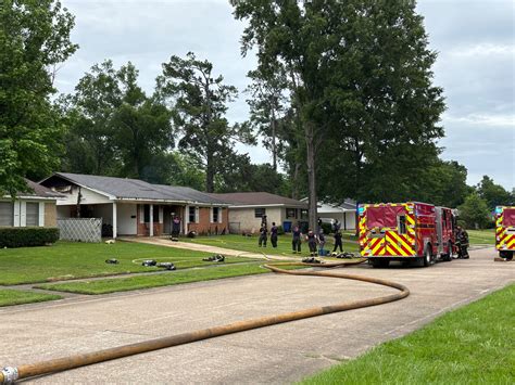 Several Shreveport firefighters, police respond to fire in Shreveport