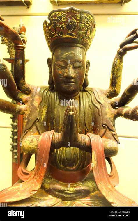 Estatua Del Bodhisattva Avalokitesvara Mac Dinast A Siglo Xvi