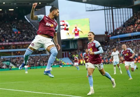 Aston Villa Cartonne West Ham Et Revient Un Point De La T Te