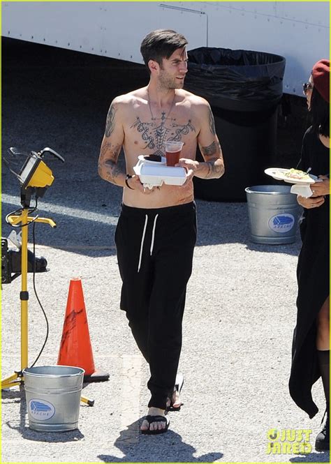 Hunger Games Wes Bentley Walks Around His Movie Set Totally Shirtless