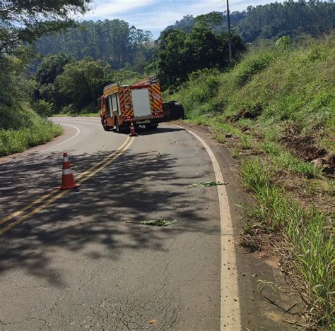 Motorista Sofre Ferimentos Leves Ap S Sa Da De Pista E Capotamento Em