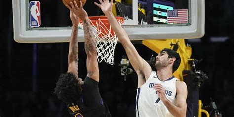 Encontronazo Inesperado Anthony Davis Se Las Tiene Con Santi Aldama