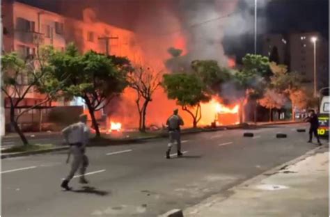 Nibus S O Incendiados Na Regi O Central De Porto Alegre O Tempo