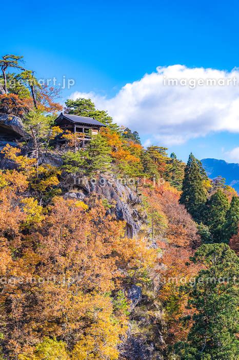 山寺 釈迦堂 秋の紅葉（山形県山形市）の写真素材 217284770 イメージマート