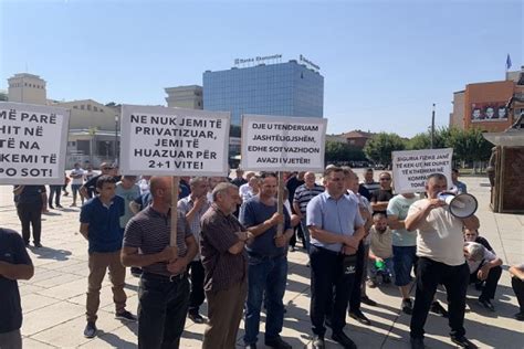 Protestë para Qeverisë punëtorët e sigurimit në KEK kërkojnë