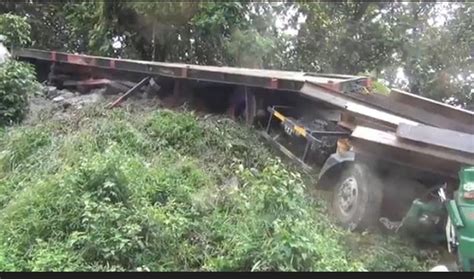 Rem Blong Truk Muatan Puluhan Ton Besi Terjun Ke Jurang Di Jalur