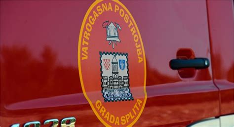 Zmija Izvu Ena Ispod Haube Automobila U Gara I City Centera One