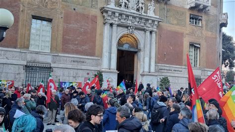 Manifestazione Con Presidio Contro Le Guerre Sotto La Prefettura