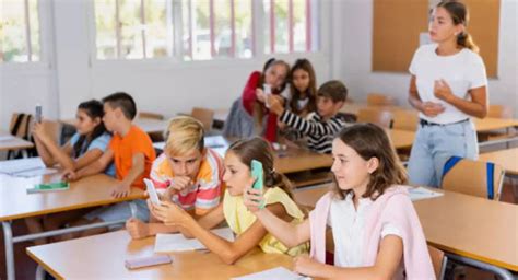 California Governor Signs Bill Limiting Smartphone Use In Schools