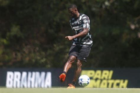 Botafogo zagueiro Bastos é regularizado e pode estrear pelo clube