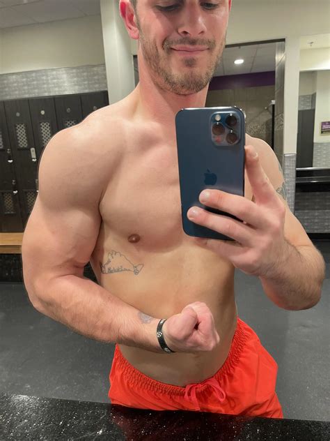 Muscle Bottom Waiting For A Locker Room Fuck Scrolller