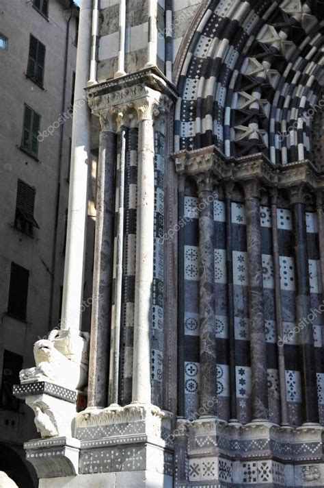 Columnas De Marbor Como Parte De La Entrada Principal A La Catedral En