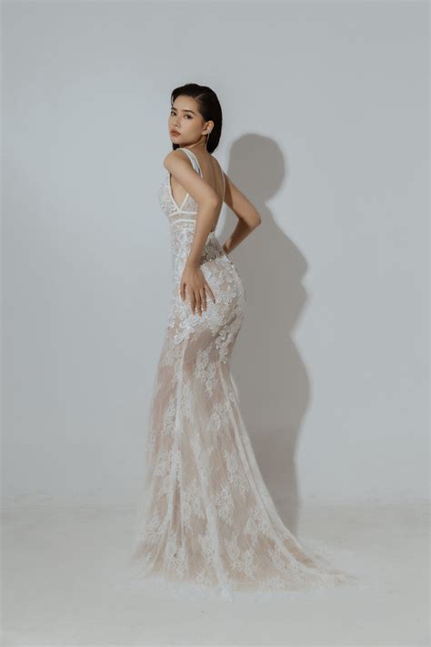 Váy cưới ren màu nude xẻ ngực đuôi cá TD R10 M O T Bridal For Love For Life