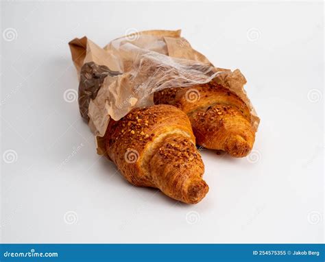 Croissant De Productos Horneados Sobre Fondo Blanco Imagen De Archivo