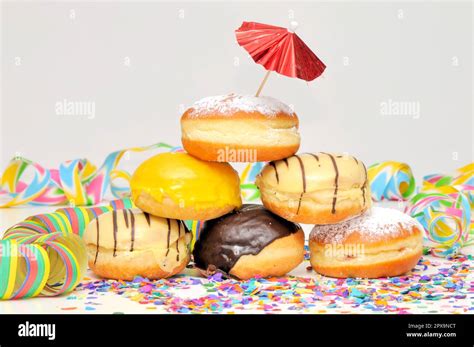 Krapfen Kreppel Fastnacht Karneval Turm Luftschlange