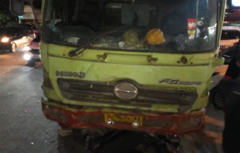 Diduga Rem Blong Truk Fuso Tabrak Tujuh Mobil Dan Satu Motor Depan RM