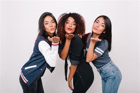 Garota Latina Atraente Em Uma Jaqueta Elegante Passando Tempo Amigos E Fazendo Caretas