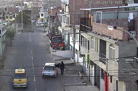 Cámaras de vigilancia captan a delincuentes arranchando carteras en