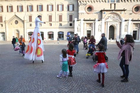 Coriandoli E Sorrisi Per Il Marted Grasso In Centro A Reggio Emilia