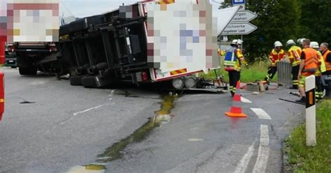 Piding Umgekippter Lkw Anhänger blockiert B20 rund vier Stunden