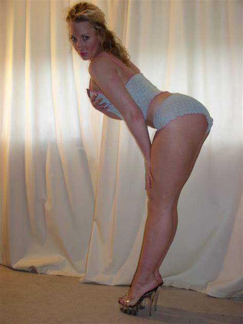 Sexy Milf Emily Atb Porn Pic