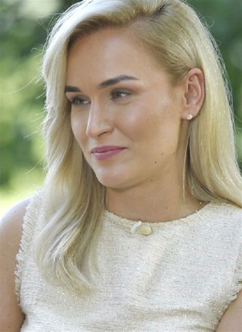 Kr Lowa Pieczarek Na Cyprze Pokaza A Si W Bikini