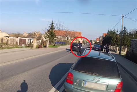 Zdj Cia Bez Tytu U Policjant Mierzy Z Broni W Motocykliste