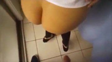 Chinita Se Pone De Rodillas Y Chupa Una Polla Porn