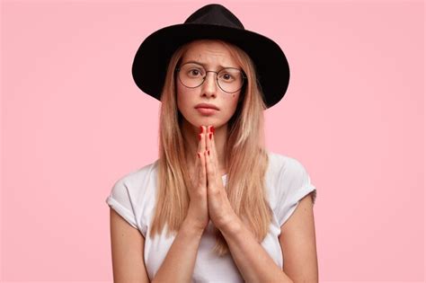 Portrait De Jeune Femme Blonde Portant Un Grand Chapeau Photo Gratuite