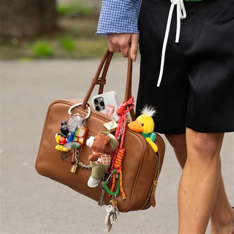 Labubu chiếc bag charm siêu cool đáng sắm hay chỉ là thứ người ta mua