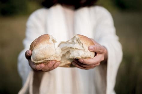 Primer Plano De Jesucristo Partiendo El Pan Con Un Fondo Borroso Foto