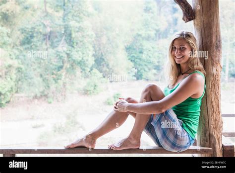 Femme Blonde En Vacances Banque De Photographies Et Dimages Haute R Solution Alamy