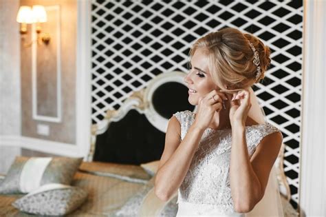 Premium Photo Fashionable And Elegant Blonde Model Girl With Stylish Wedding Hairstyle In