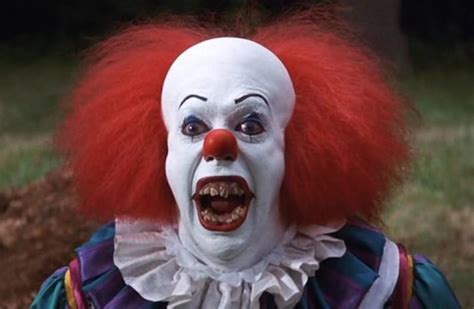 Stephen King’s It Adaptation: Pennywise’s Clown Costume Revealed ...