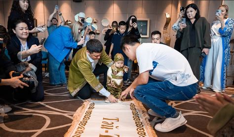 El campeón mundial de ajedrez de China dirige una ceremonia para un