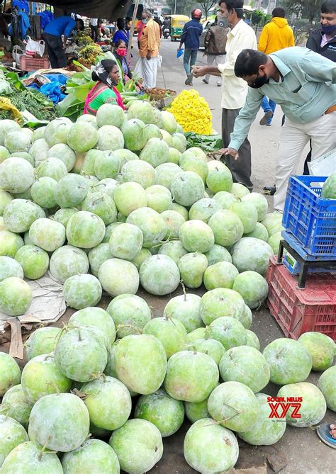 Bengaluru: Shoppers at Yeshwanthpur Market ahead of Ayuda Pooja and Vijaya Dashami #Gallery ...