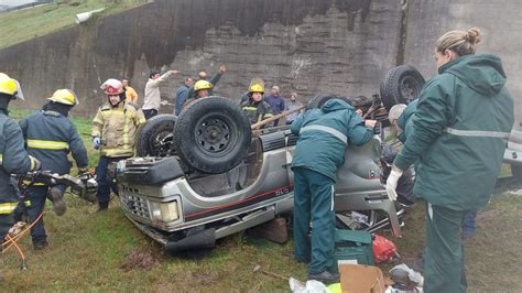 Conductor De Camioneta Se Encuentra Internado Tras Despistar Y Volcar