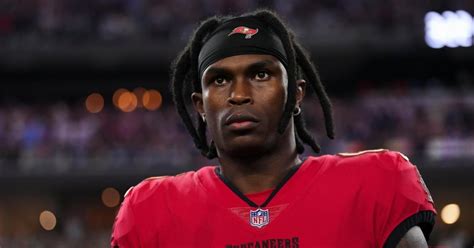 Seven Time Nfl Pro Bowl Wide Receiver Julio Jones Signs With Super Bowl