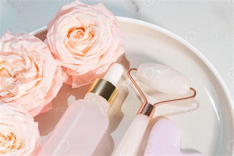 Cosmetic Rose Essential Oil And Rose Quartz Roller Facial Massager Gua