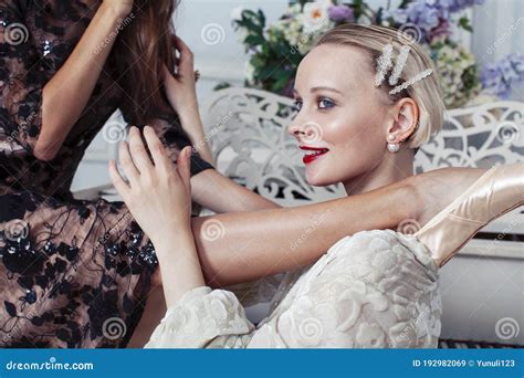 Joven Y Bonita Bailarina De Ballet De Brunette En El Piano Con Mujer Rubia En El Lujoso Estilo