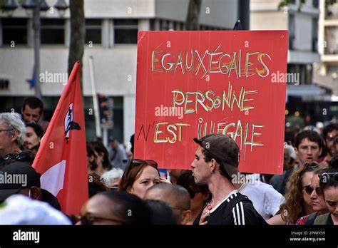 Marseille France 29th avril 2023 Un manifestant tient un écriteau