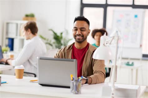 Homem Indiano Feliz Computador Port Til No Escrit Rio Foto Premium