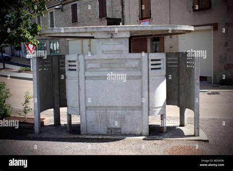 Urinal Stone Hi Res Stock Photography And Images Alamy