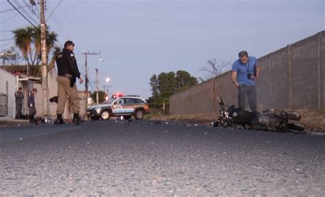 Motociclistas batem de frente e morrem em Uberlândia uma moto pegou