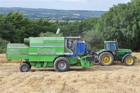 Deutz Fahr 4070 HTS Topliner Combine Harvester Unloading Winter Barley