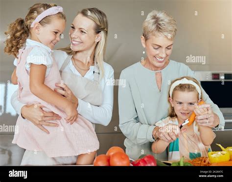 Cuisine Familiale Happy Lunch Et Enfants Aidant Avec La M Re Et La