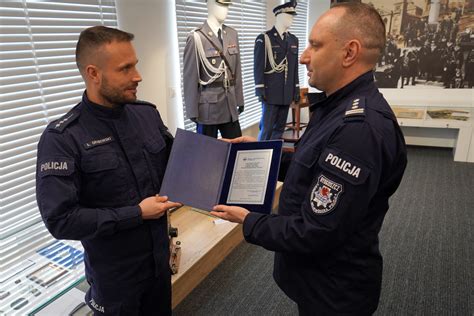 Gratulacje dla toruńskiego policjanta za uratowanie życia młodej