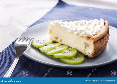 Bolo Caseiro Do Requeij O E Da Semolina Fruto E Creme De Quivi Foto