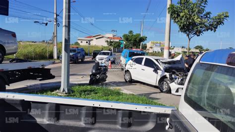 Acidente envolvendo caminhão e dois carros deixa homem ferido na