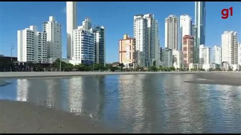 Piscina Natural E Degrau Surgem Ao Mesmo Tempo Em Faixa De Areia